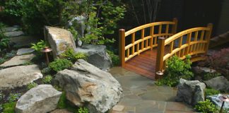 Cây cầu nhỏ tạo nét duyên cho nhà vườn - Archi