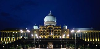 Malaysia hút du khách với vẻ đẹp của một quốc gia phát triển và thân thiện với du khách.