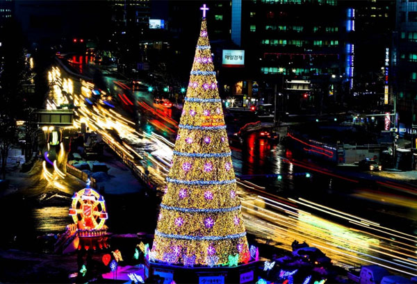 Ngắm những cây thông Noel hoành tráng nhất thế giới