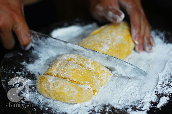 Cách làm bánh mochi bí đỏ thơm ngon mềm mịn 16