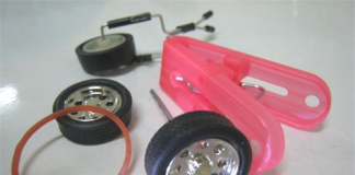 cach_la_do_choi_cho_be_voi_xe_mo_hinh