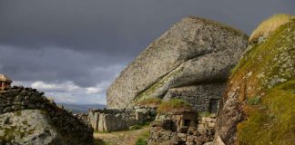 Độc đáo ngôi làng ẩn mình trong đá - 1