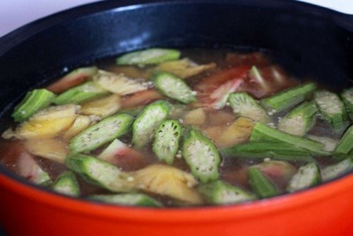 Cách nấu canh chua đầu cá hồi cho bữa cơm nóng hổi 5