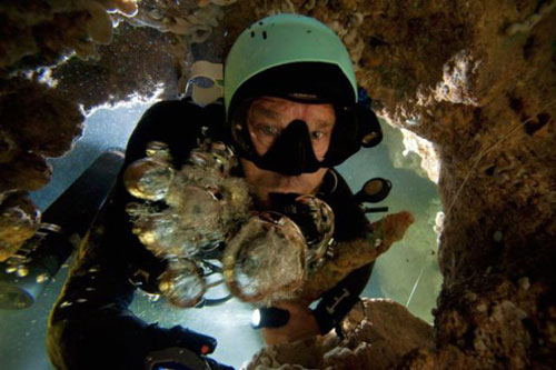 Những hang động kỳ thú dưới đáy biển Bahamas
