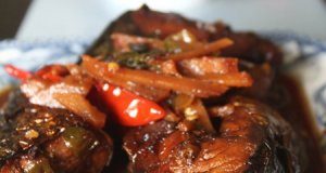 Cá nục kho riềng 