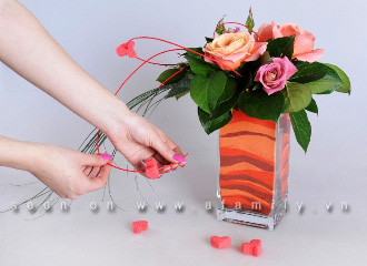 Cách cắm hoa sáng tạo với bình 'hoa hồng trên cát' - 9