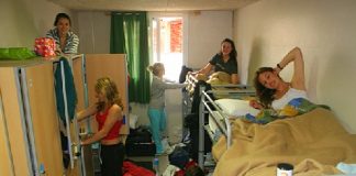 Đi du học, ở với ai? - 1