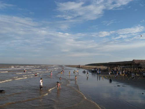 4 bãi biển đẹp ở miền Bắc không thể bỏ qua trong hè 2012  - 5