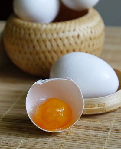 Học cách làm trứng vịt muối tại nhà cực dễ và ngon - 7