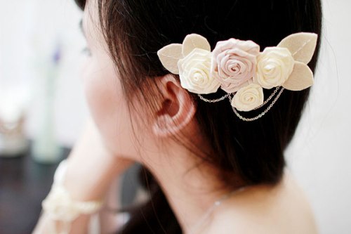 Cách chọn hoa cài đầu phù hợp cho những cô dâu lãng mạn 2