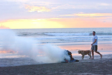    Bãi biển Seminyak, Bali, Indonesia ngày càng ô nhiễm, mất dần danh tiếng là Hòn đảo của Chúa trời
