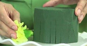 Cách cắm hoa hình bánh sinh nhật cực bắt mắt - 1