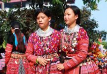 Chợ tình Mộc Châu Xúng xính váy áo xuống chợ.