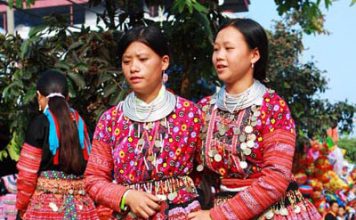 Xúng xính váy áo xuống chợ.