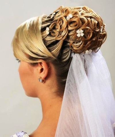 Các kiểu tóc cô dâu đẹp mang phong cách cổ điển 5