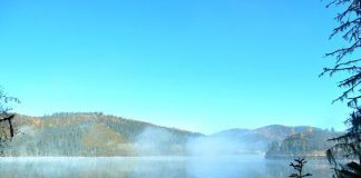 Sương sớm tan trên mặt hồ