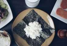 cách-làm-cơm-nắm-kiểu-Nhật-đơn-giản-đổi-vị-bữa-trưa-1