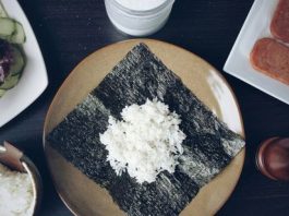 cách-làm-cơm-nắm-kiểu-Nhật-đơn-giản-đổi-vị-bữa-trưa-1