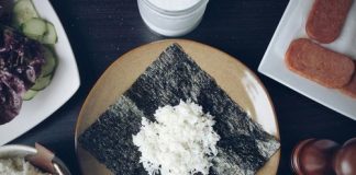 cách-làm-cơm-nắm-kiểu-Nhật-đơn-giản-đổi-vị-bữa-trưa-1