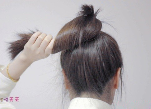Cách búi tóc củ tỏi cực nhanh cho bạn long lanh đón Tết 3