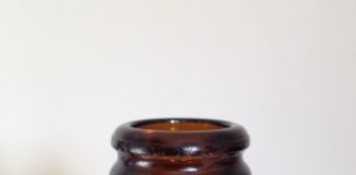 Cách mở bia bằng tay chỉ với một chai bia khác