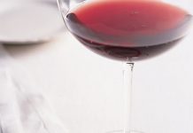 Mẹo vặt làm sạch đồ đạc trong nhà, Eva Sành điệu, meo vat gia dinh, meo vat, lam sach do vat, danh bong chao, vet ban ruou vang