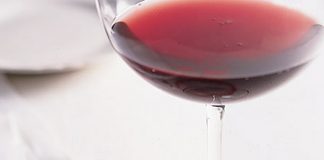 Mẹo vặt làm sạch đồ đạc trong nhà, Eva Sành điệu, meo vat gia dinh, meo vat, lam sach do vat, danh bong chao, vet ban ruou vang