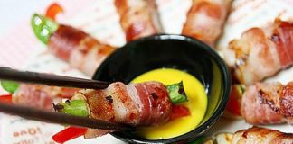 Làm món thịt ba chỉ cuộn ớt xanh đỏ nướng cho tiệc Giáng sinh - 1