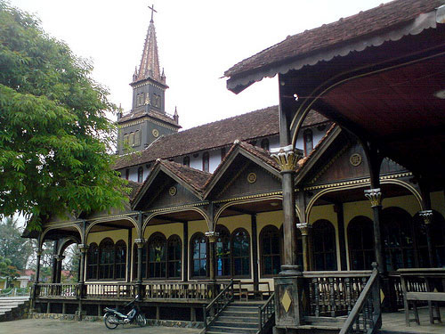Thăm nhà thờ gỗ ở Kom Tum - 3