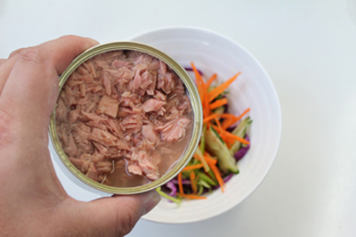 Trộn nhanh salad cá ngừ cho bữa trưa đủ chất 8