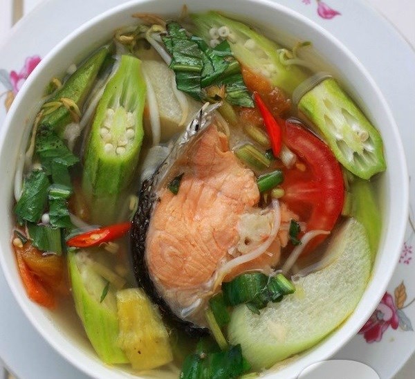 Cách nấu canh chua đầu cá hồi cho bữa cơm nóng hổi 6