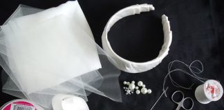 Chiếc mũ đơn giản này được làm từ ngọc trai, vải voan, vải cotton, ruy băng lụa. Cụ thể, các vật liệu bạn cần chuẩn bị gồm: