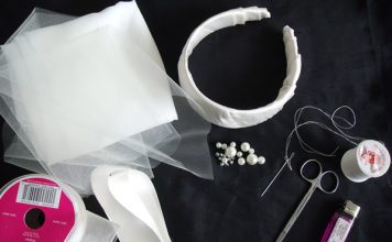 Chiếc mũ đơn giản này được làm từ ngọc trai, vải voan, vải cotton, ruy băng lụa. Cụ thể, các vật liệu bạn cần chuẩn bị gồm: