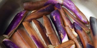 Đậm đà giản dị món cà tím xào hành 5