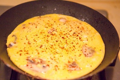 Cách làm trứng chiên nấm hình bánh pizza lạ mắt - 6