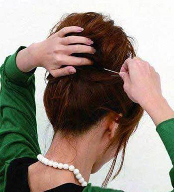 4. Dùng ghim kẹp lại ở phía dưới cho tóc được chắc chắn.
