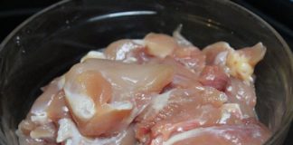 Thịt gà lọc xương, bỏ da, thái miếng nhỏ.