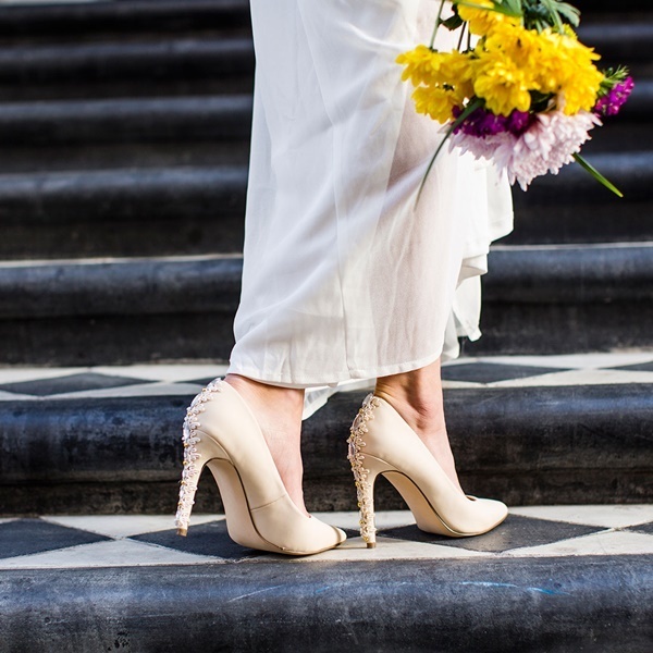 Nâng cấp giày cao gót để phối với váy trắng mùa hè