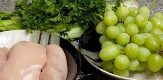 Cách làm salad nho thịt gà chống ngán cho bữa cơm Tết - 1