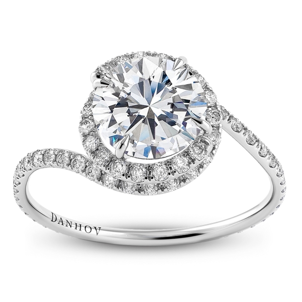 Trong mùa cưới năm nay, các mẫu nhẫn đính hôn hot thường thiên về sự cầu kỳ, tinh xảo, đôi khi phá cách so với mẫu nhẫn chỉ đính một viên kim cương duy nhất theo kiểu truyền thống.