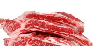 Để có món sườn kho dừa được ngon hơn chúng ta nên chọn sườn heo non loại còn tươi, thịt sườn săn và nhiều nạc nhé. 