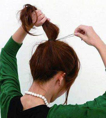 2. Lấy dây chun buộc tóc lại.