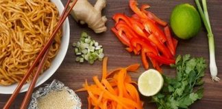 mì-trộn-sốt-cay-giải-ngán-cho-ngày-hè-nắng-nóng-1