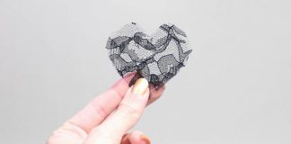 Nữ tính với đôi khuyên tai ren trái tim - 1