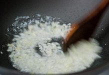 Cách làm nem kiểu mới với thịt gà và bột mỳ cực ngon - 1