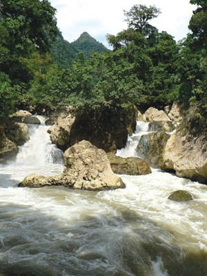 Xuôi thuyền sông Năng thăm động Puông và thác Đầu Đẳng - 2