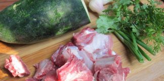 ngọt-mát-với-canh-bí-nấu-sườn-cho-bữa-trưa-đầu-hè-1