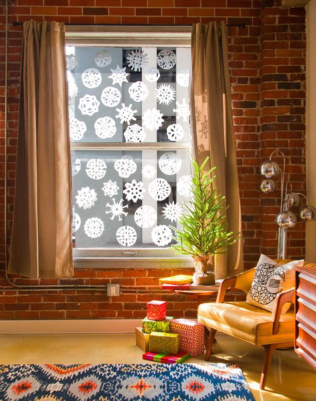Trang trí cửa sổ đầy bông tuyết chuẩn bị cho Giáng sinh - 4