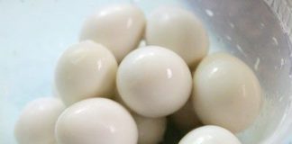 Cách kho tôm với trứng cút cho gia đình thưởng thức - 2