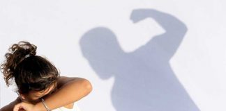 Đàn ông đánh vợ, quá hèn - 1